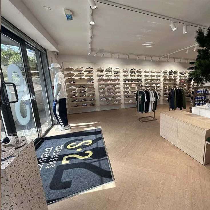 Intérieur du magasin S2 SNEAKERS SPECIALIST GRASSE